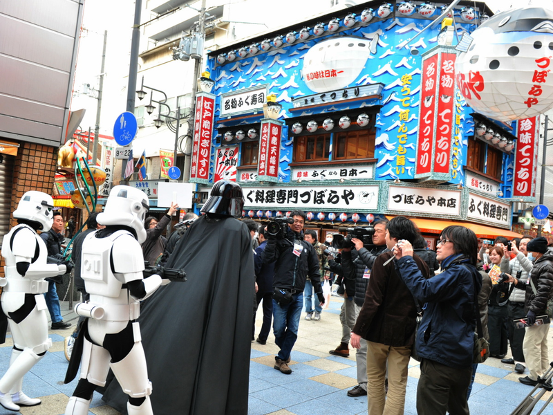 Illustration for article titled Darth Vader Invades South Osaka (Noooooooooo!)